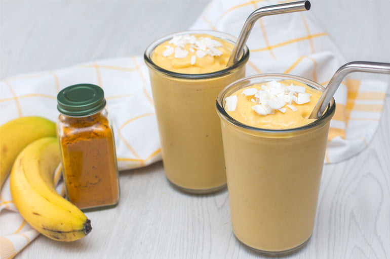 How to Make a Coconut & Turmeric Smoothie
